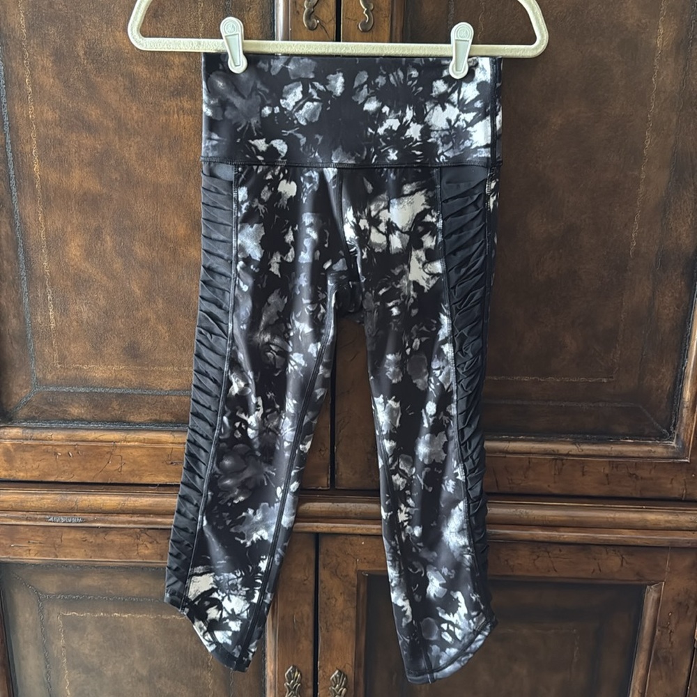 Lululemon Sheer Stripe Leggings - Picture 9 of 10